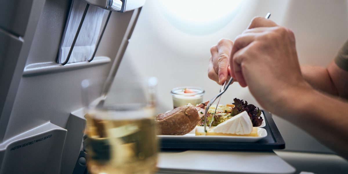 Illustration of airline amenities and in-flight services that can affect the real cost of a ticket