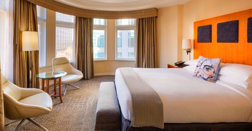 Last-Minute Hotel Booking Strategy to Cut Risk and Cost