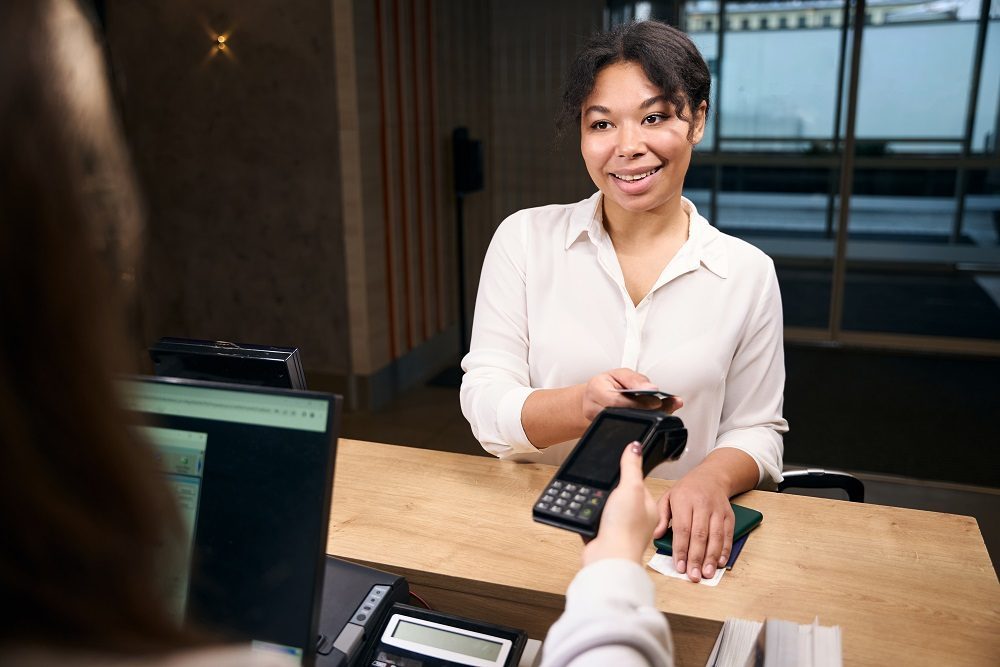 Prepay or Pay on Arrival? Cost–Risk Rules for Trips