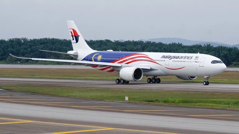 Budget Airlines vs Full-Service: True Trip Costs 2026