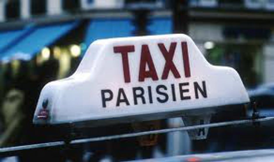 Comparing airport taxi and rideshare prices on a fare estimation website