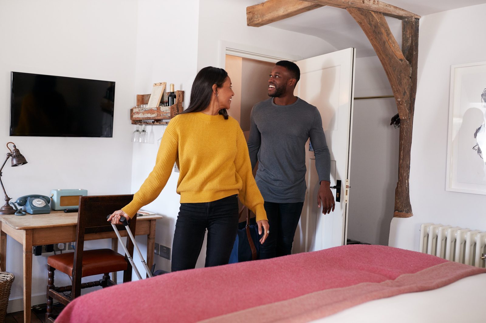 Chart comparing the cost difference between hotels and Airbnbs in U.S. states